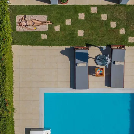 Elena Beach Villa *